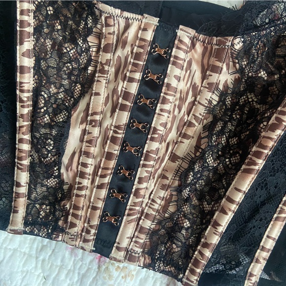 Corset from Victoria’s Secret never used and cheetah print with lace! - Picture 3 of 4